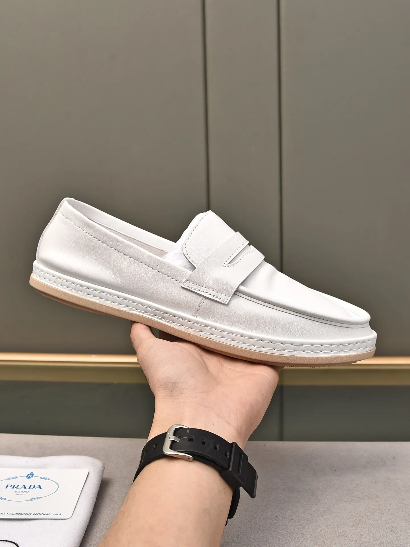 👟👟👟Men's Shoes💰P420 🆕🔥New Updates🔥👟PRADA (Prada) new products are released, imported soft cowhide, fashionable to allow air to penetrate the entire shoe, and the awesome shoes [strong] bring an extremely comfortable and breathable feeling! Beautiful inside and out! Exquisite workmanship, top-grade cowhide material, 😌Number: 38~44, black and white color options.